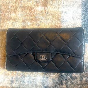 CHANEL
Quilted L-Gusset Wallet Leather Trifold Wallet